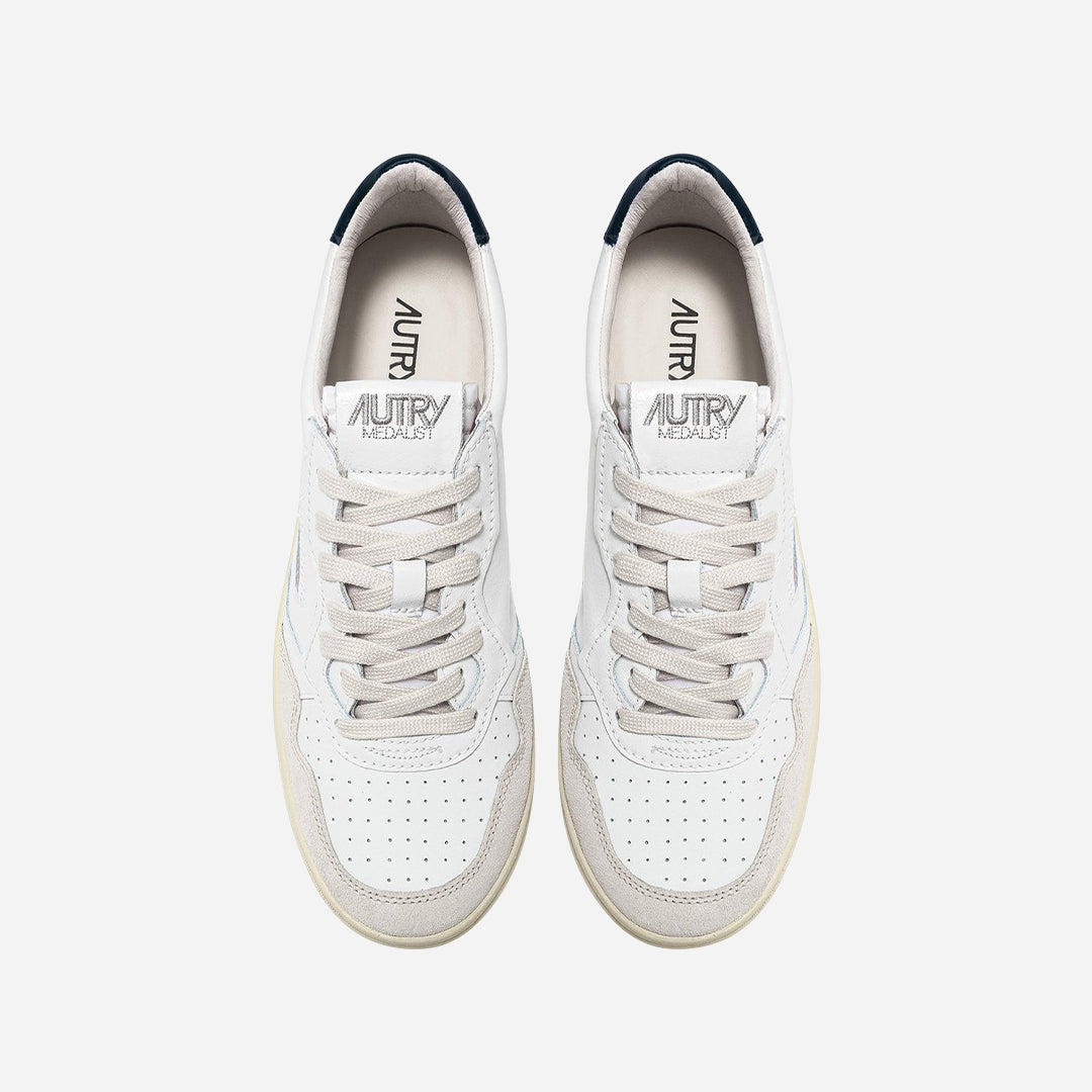 Tenis Medalist Dama Blanco Gamuza Detalle Azul